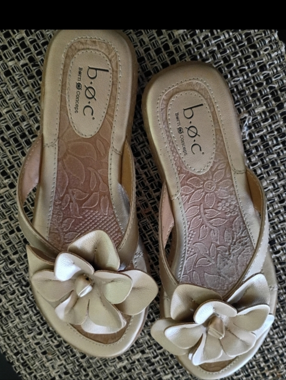 BORN B.O.C. NWOT Gold Leather Sandals - Picture 6 of 6
